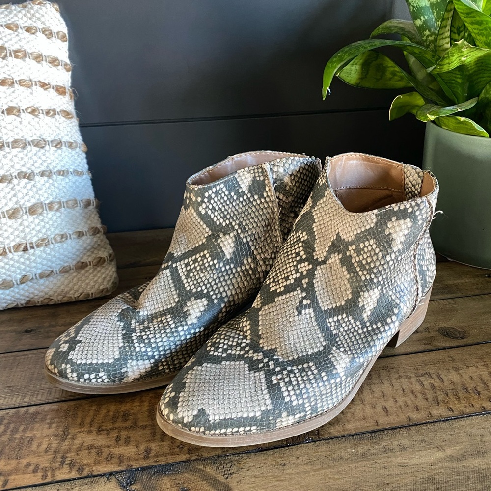 Universal Thread Taupe Snakeprint Bootie | Size 8